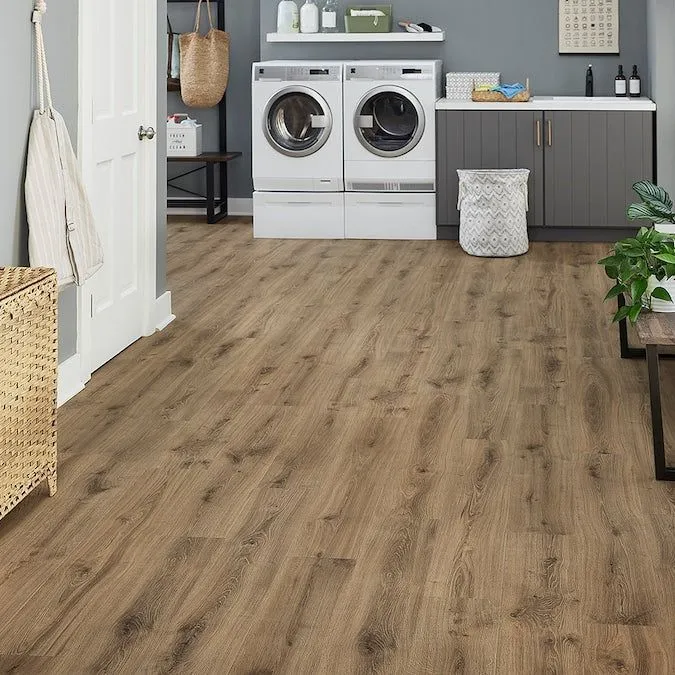 Pergo Pro +WetProtect Knightwood Oak Waterproof Laminate Flooring, photo 3 of 11