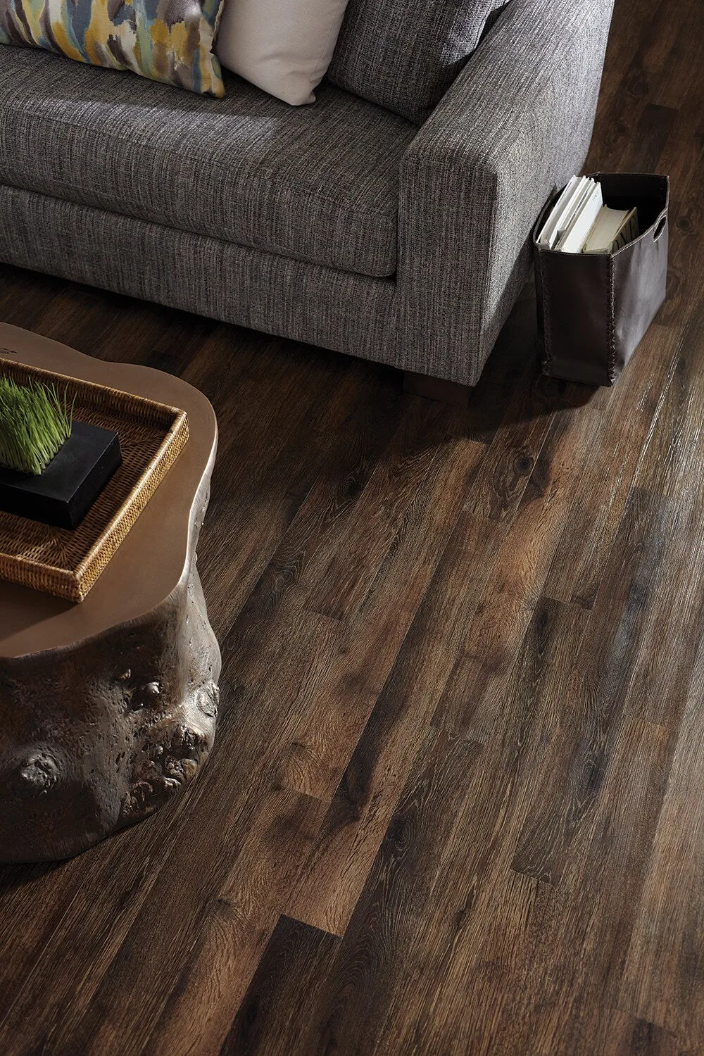 Style Selections Old World Oak 4-in W x 36-in L x 2-mm Thick Peel-and-Stick Luxury Vinyl Plank Flooring, Water-Resistant (1-sq ft Piece), photo 4 of 6