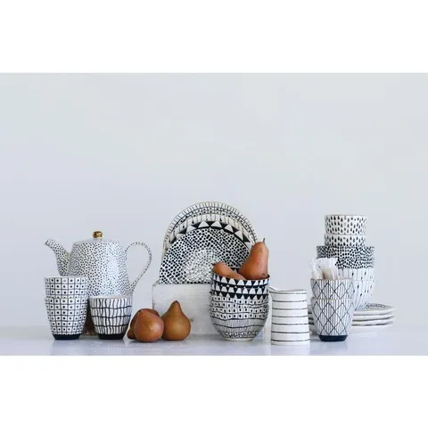 Black and White Stoneware Plate (Set of 4 Designs)