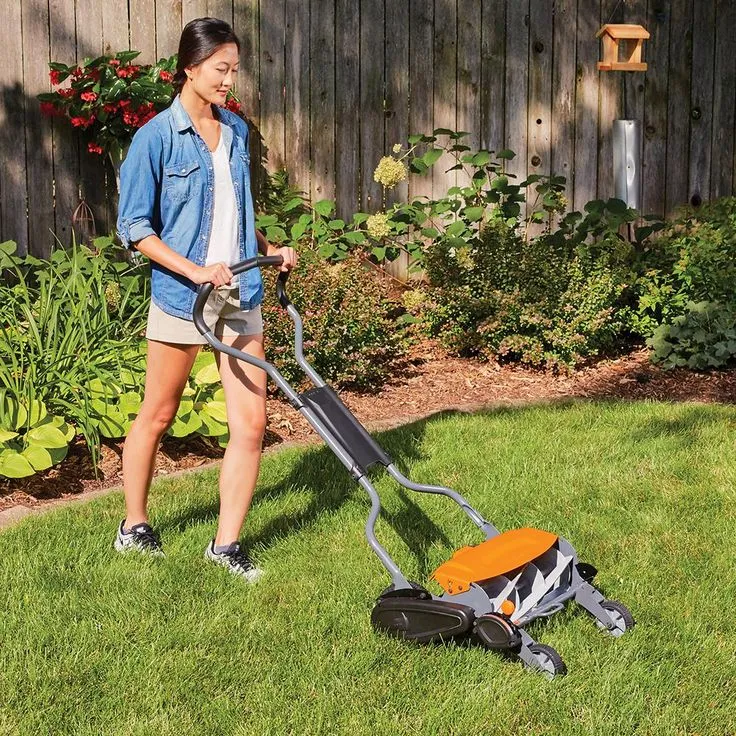 Fiskars 18 in. Cut Manual Push Non-Electric Walk Behind Reel Mower, photo 2 of 7