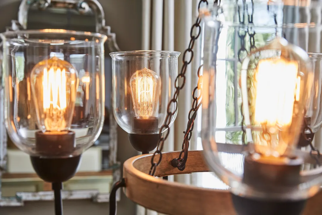 Quoizel Creeksville 5-Light Matte Black with Faux Natural Walnut Farmhouse Antler Chandelier, photo 19 of 19