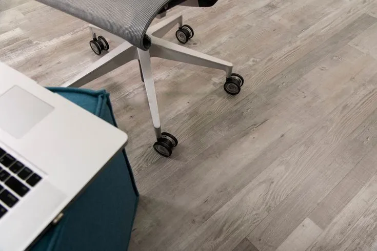 CALI Aqua Tough Gray Ash Gray 20-mil x 7-3/32-in W x 48-in L Waterproof Interlocking Luxury Vinyl Plank Flooring (23.77-sq ft/ Carton), photo 7 of 11