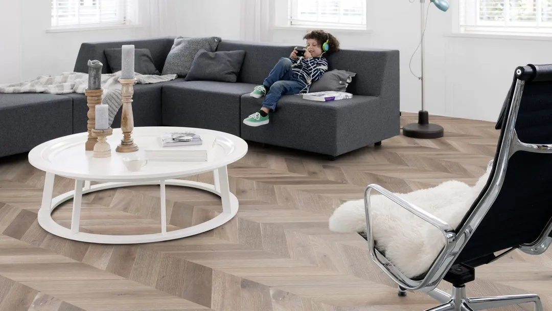 Flooors by LTL Chevron Oxford Grey Tone Oak 19/32-in T x 3-17/32-in W Wirebrushed Engineered Hardwood Flooring ( 7.31-sq ft / Carton ), photo 2 of 7