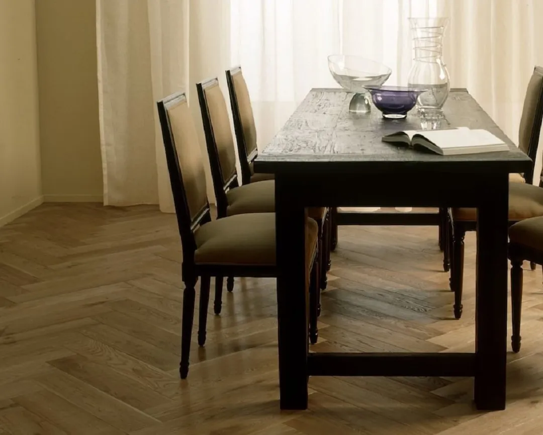 Flooors by LTL Herringbone Flax Brown Oak 19/32-in T x 4-13/16-in W Wirebrushed Engineered Hardwood Flooring ( 9.61-sq ft / Carton ), photo 2 of 7