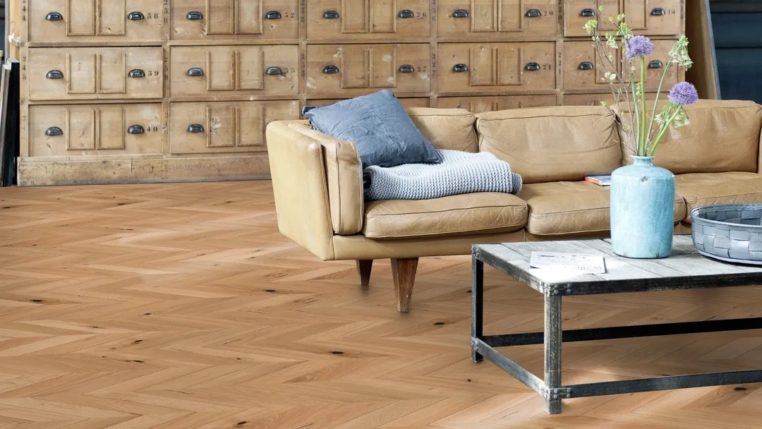 Flooors by LTL Chevron Flax Tan Oak 19/32-in T x 3-17/32-in W Wirebrushed Engineered Hardwood Flooring ( 7.31-sq ft / Carton ), photo 2 of 7