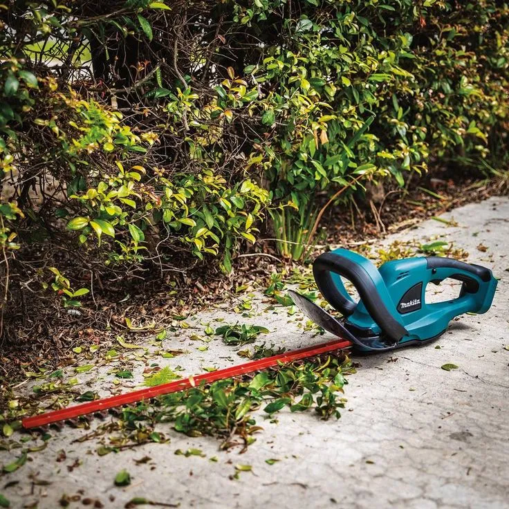 Makita 18-Volt LXT Lithium-Ion Brushless String Trimmer Kit with Bonus 22 in. 18-Volt LXT Lithium-Ion Cordless Hedge Trimmer, photo 10 of 11