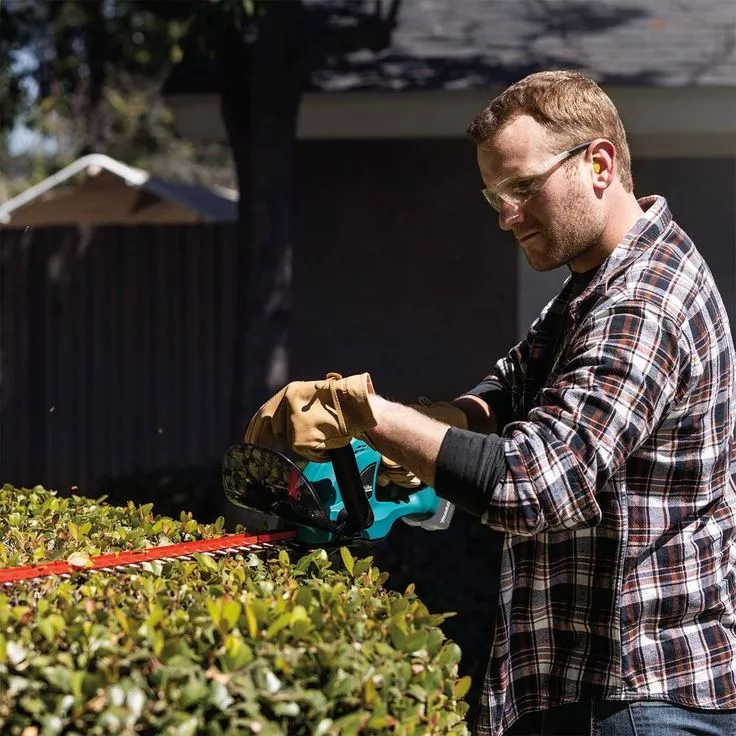 Makita 18-Volt LXT Lithium-Ion Brushless String Trimmer Kit with Bonus 22 in. 18-Volt LXT Lithium-Ion Cordless Hedge Trimmer, photo 3 of 11