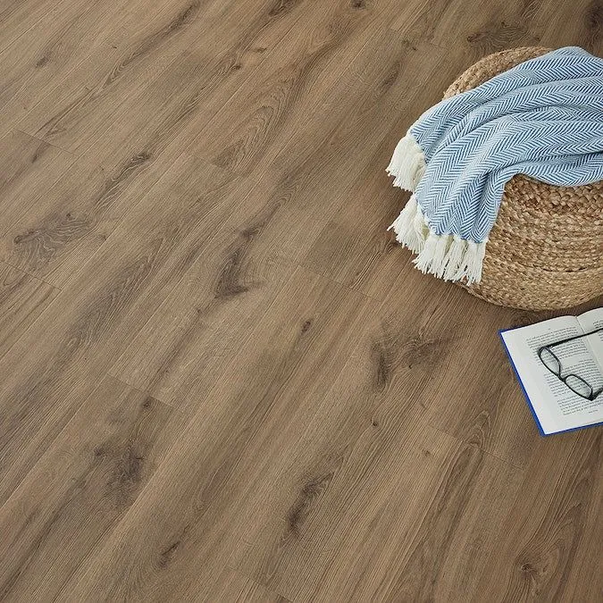 Pergo Pro +WetProtect Knightwood Oak Waterproof Laminate Flooring, photo 5 of 11