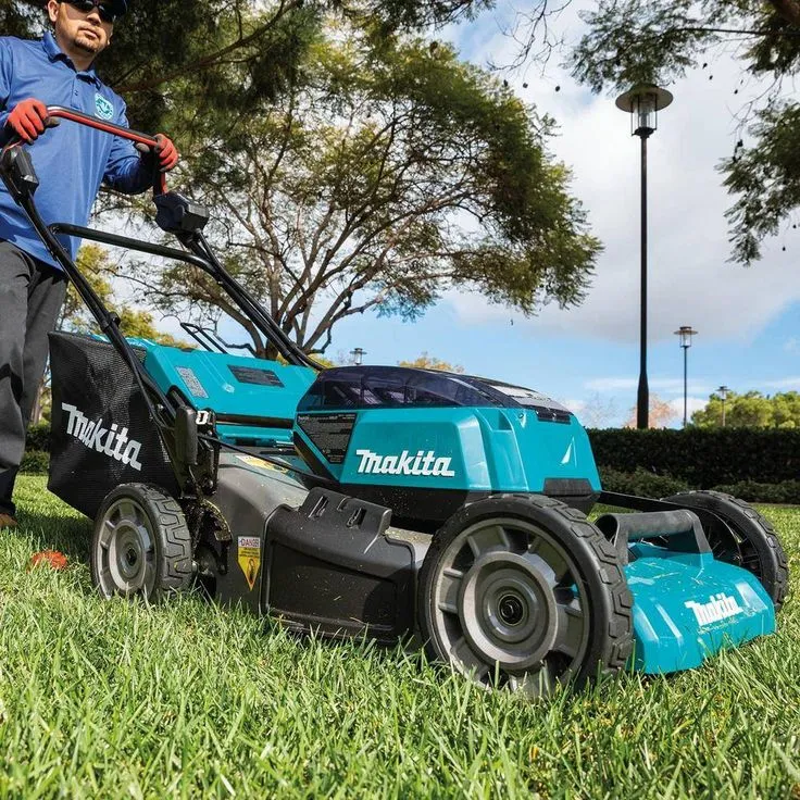 Makita 21 in. 18-Volt X2 (36-Volt) LXT Lithium-Ion Cordless Walk Behind Push Lawn Mower, Tool-Only, photo 4 of 8