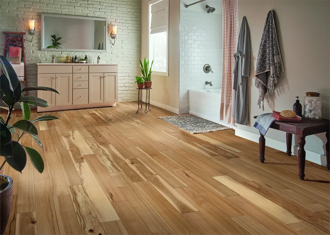 Bruce Hydropel Natural Hickory 5-in W x 7/16-in T x 47-15/64-in Smooth/Traditional Water Resistant Engineered Hardwood Flooring (22.6-sq ft / Carton), photo 2 of 10