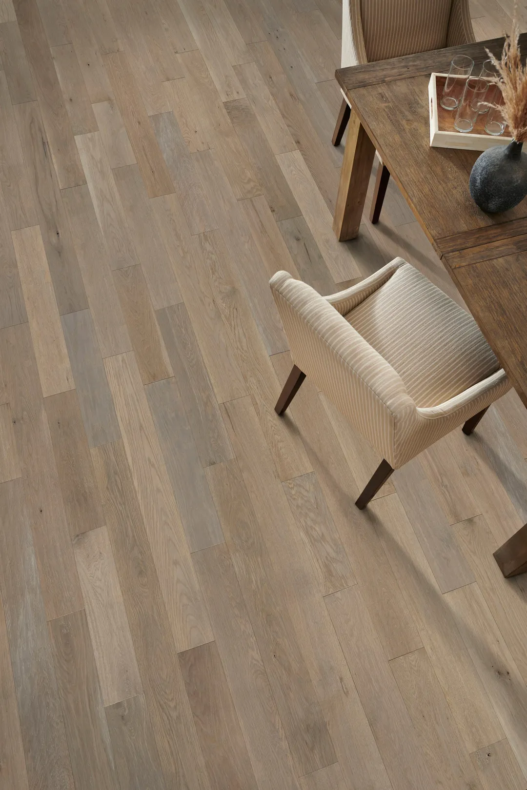 Bruce America's Best Choice Breezy Gray White Oak 5-in W x 3/4-in T Varying Length Handscraped Solid Hardwood Flooring (23.5-sq ft / Carton), photo 3 of 13