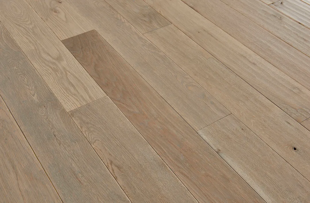 Bruce America's Best Choice Breezy Gray White Oak 5-in W x 3/4-in T Varying Length Handscraped Solid Hardwood Flooring (23.5-sq ft / Carton), photo 4 of 13