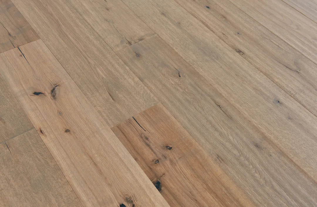 Bruce America's Best Choice Breezy Gray White Oak 6-in W x 3/8-in T x Varying Length Handscraped Engineered Hardwood Flooring (30.63-sq ft / Carton), photo 4 of 12