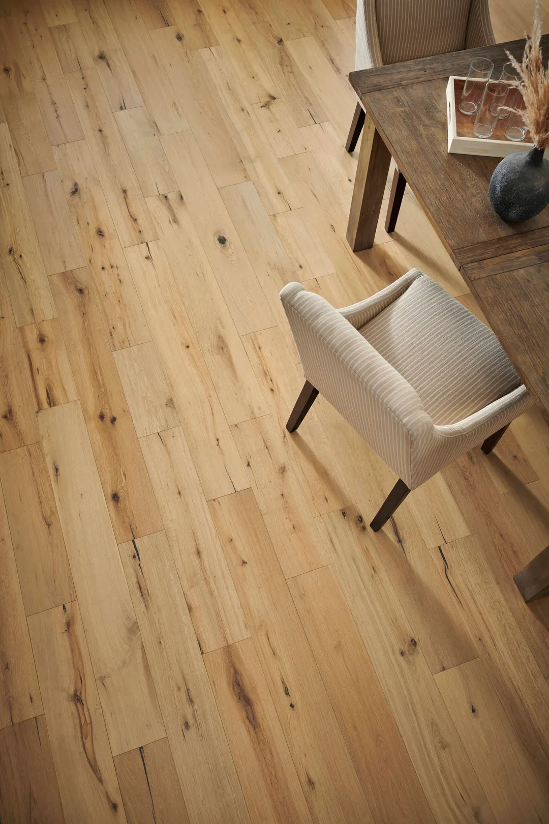 Bruce America's Best Choice Golden Natural White Oak 6-1/2-in W x 3/8-in T x Varying Length Wirebrushed Engineered Hardwood Flooring (32.11-sq ft / Carton), photo 3 of 12