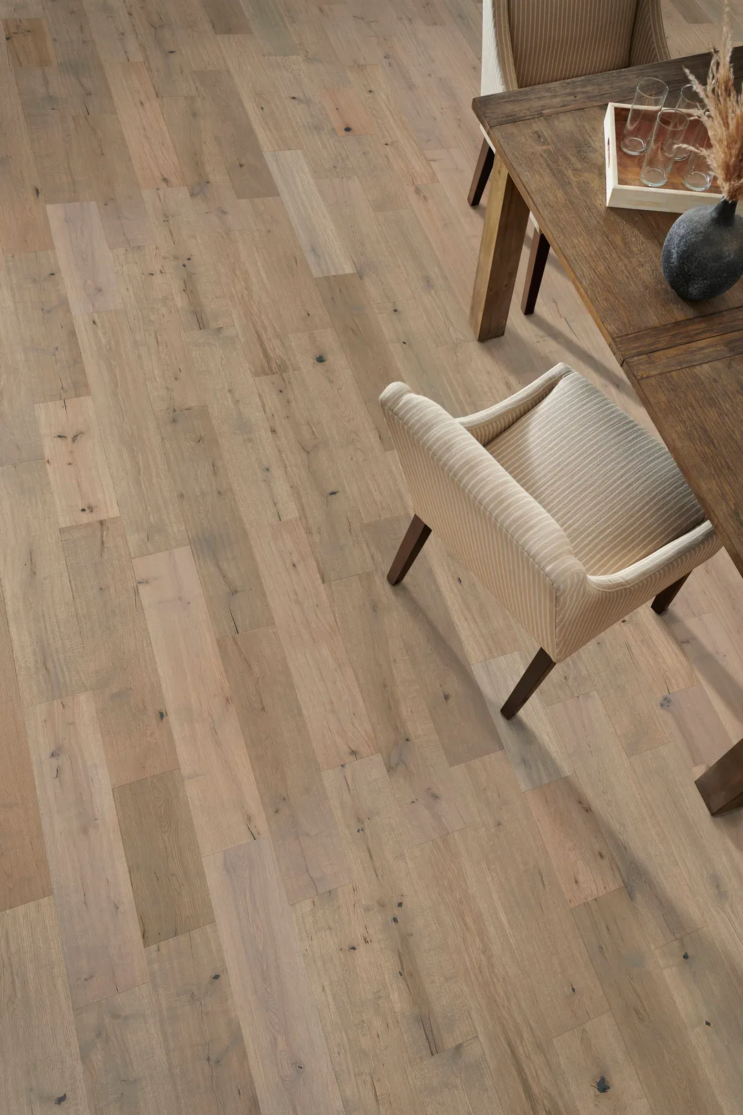 Bruce America's Best Choice Breezy Gray White Oak 6-1/2-in W x 3/8-in T x Varying Length Handscraped Engineered Hardwood Flooring (32.11-sq ft / Carton), photo 3 of 12