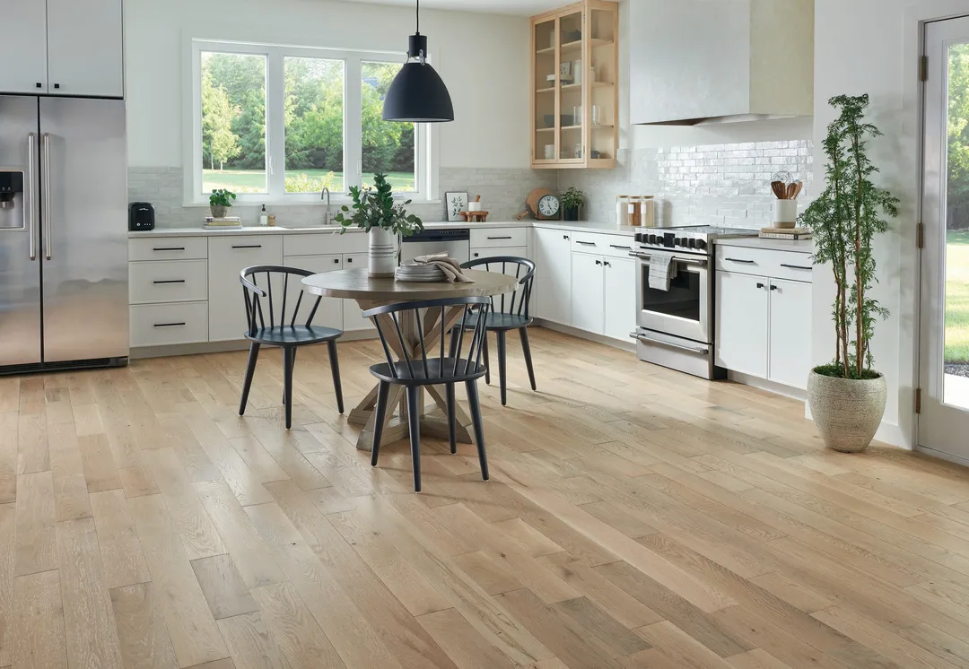 Bruce America's Best Choice Dune Trail White Oak 5-in W x 3/4-in T x Varying Length Wirebrushed Solid Hardwood Flooring (23.5-sq ft / Carton), photo 2 of 12