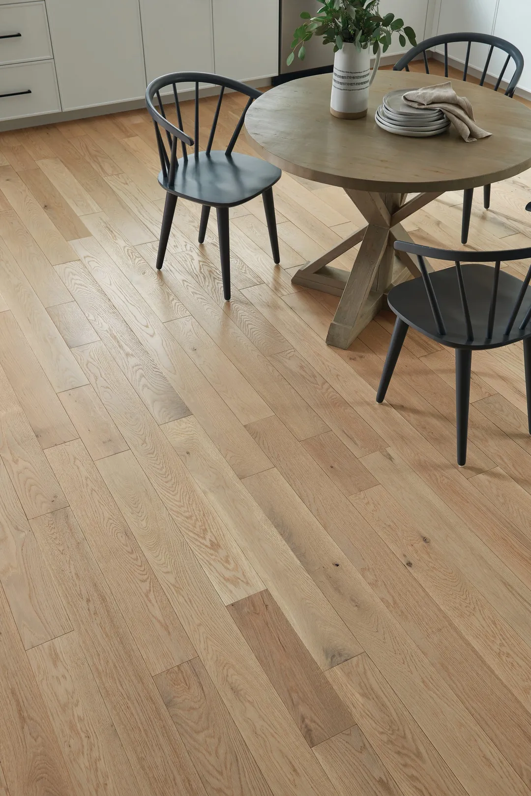 Bruce America's Best Choice Dune Trail White Oak 5-in W x 3/4-in T x Varying Length Wirebrushed Solid Hardwood Flooring (23.5-sq ft / Carton), photo 3 of 12