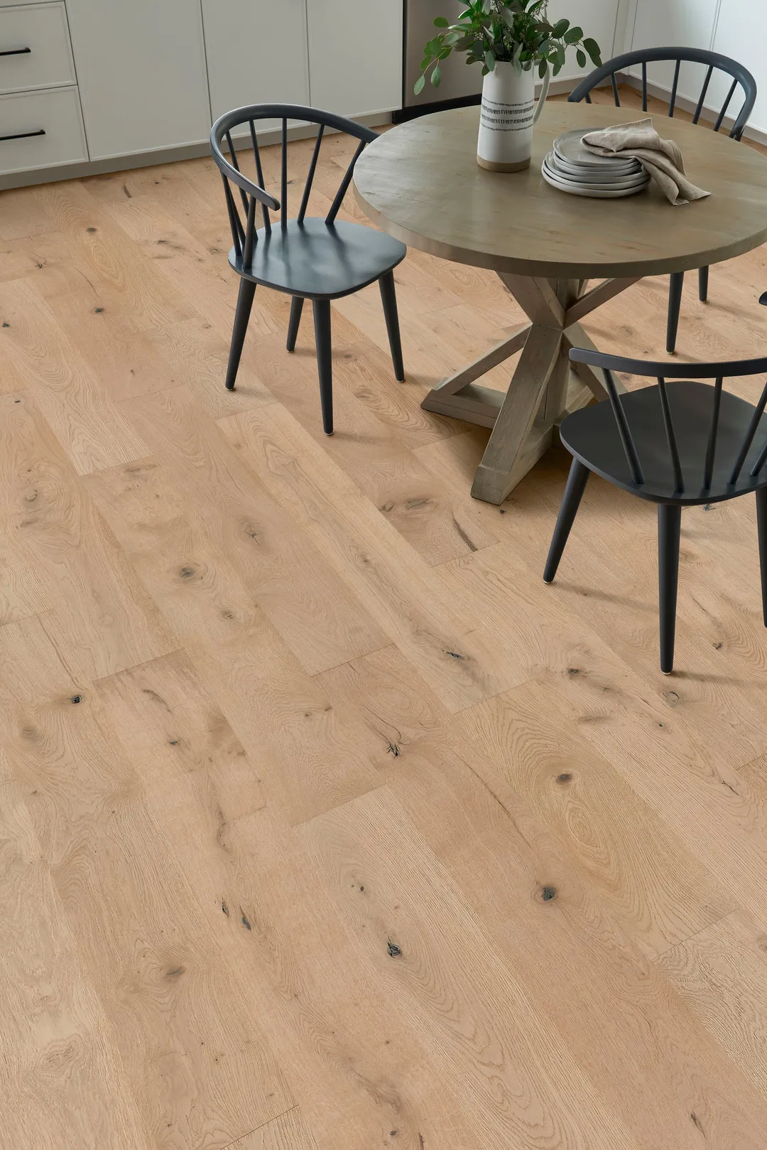 Bruce America's Best Choice Dune Trail White Oak 7-in W x 3/8-in T x Varying Length Wirebrushed Engineered Hardwood Flooring (32.63-sq ft / Carton), photo 3 of 10