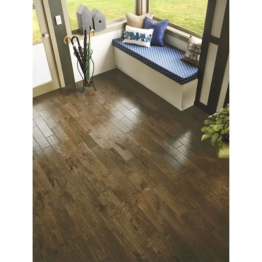 Bruce America's Best Choice Wood Trail Oak 5-in W x 3/4-in T x 84-in Handscraped Solid Hardwood Flooring (23.5-sq ft / Carton), photo 5 of 12