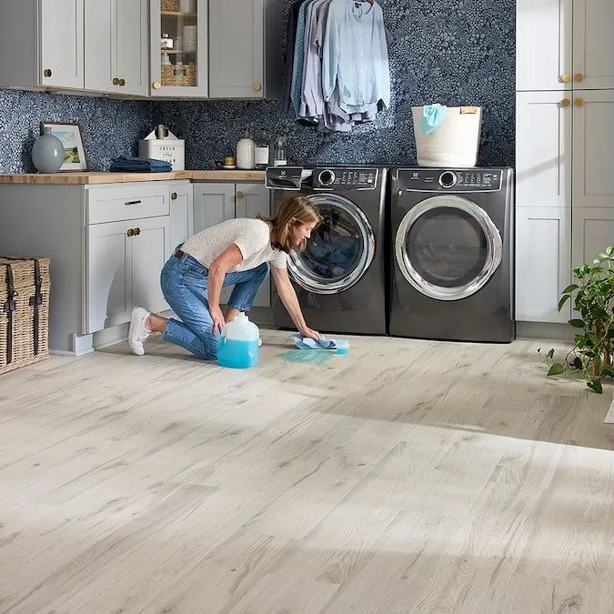 Pergo TimberCraft +WetProtect Seaholme Oak Laminate Flooring, photo 2 of 11