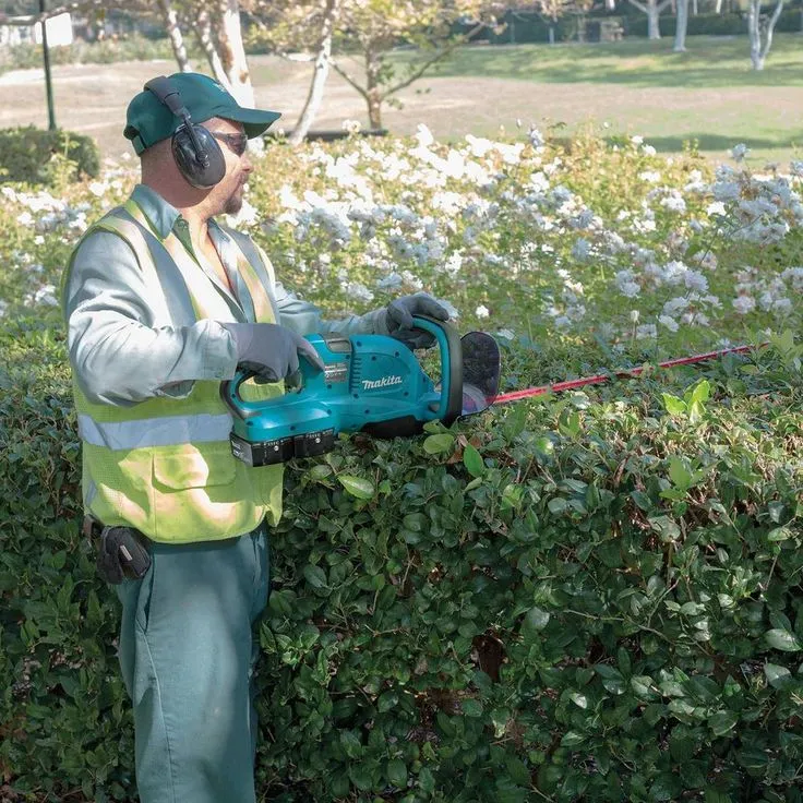 Makita 18-Volt X2 (36-Volt) LXT Lithium-Ion Cordless Hedge Trimmer Kit with Two 5.0 Ah Batteries and Charger, photo 9 of 9