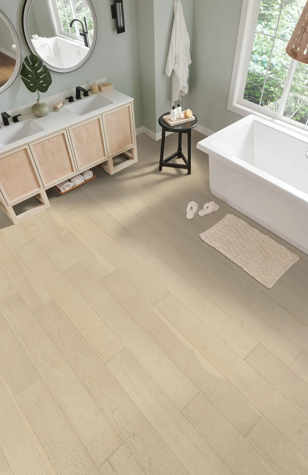 Bruce Forest Rain Woodsy Winter White Oak 7-7/16-in W x 1/4-in T x Varying Length Wirebrushed Waterproof Engineered Hardwood Flooring (15.54-sq ft / Carton), photo 3 of 13