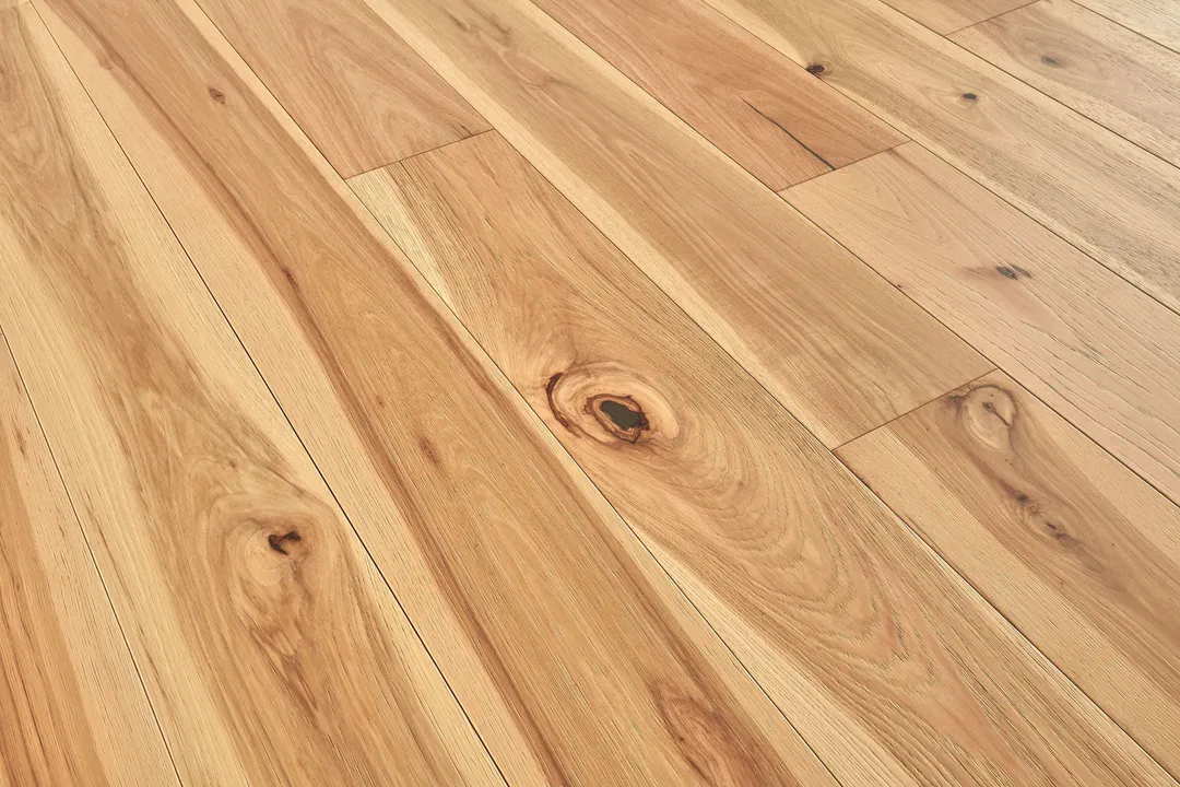 Bruce Forest Rain Natural Hickory 7-7/16-in W x 1/4-in T x Varying Length Wirebrushed Waterproof Engineered Hardwood Flooring (15.54-sq ft / Carton), photo 4 of 14