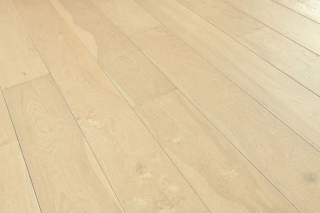 Bruce Forest Rain Woodsy Winter White Oak 7-7/16-in W x 1/4-in T x Varying Length Wirebrushed Waterproof Engineered Hardwood Flooring (15.54-sq ft / Carton), photo 4 of 13