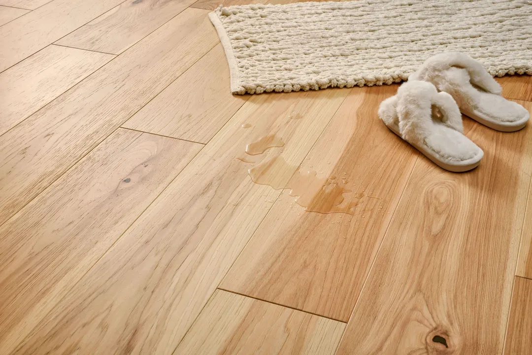 Bruce Forest Rain Natural Hickory 7-7/16-in W x 1/4-in T x Varying Length Wirebrushed Waterproof Engineered Hardwood Flooring (15.54-sq ft / Carton), photo 5 of 14
