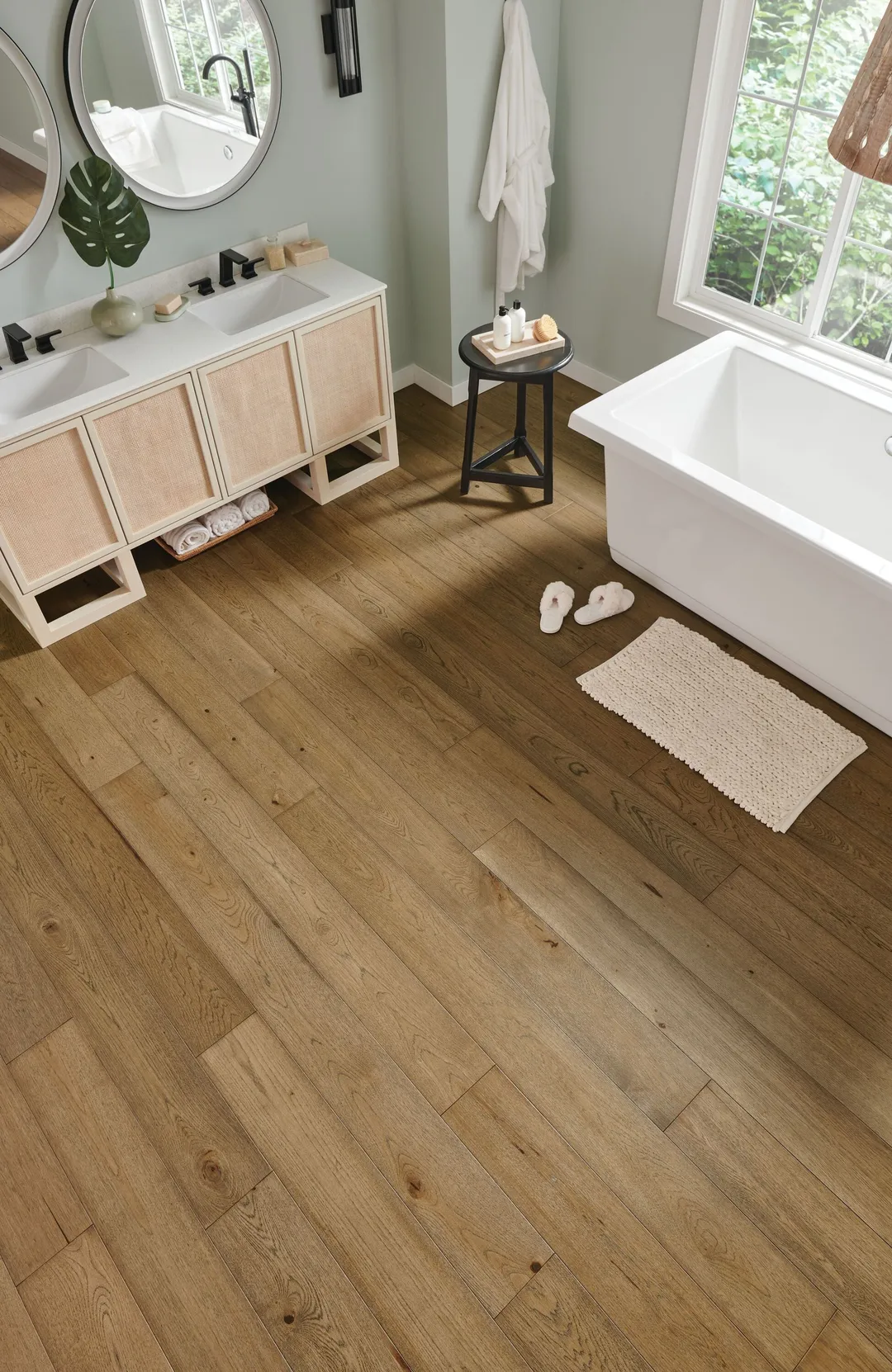 Bruce Forest Rain Calming Tea Hickory 7-7/16-in W x 1/4-in T x Varying Length Wirebrushed Waterproof Engineered Hardwood Flooring (15.54-sq ft / Carton), photo 3 of 13