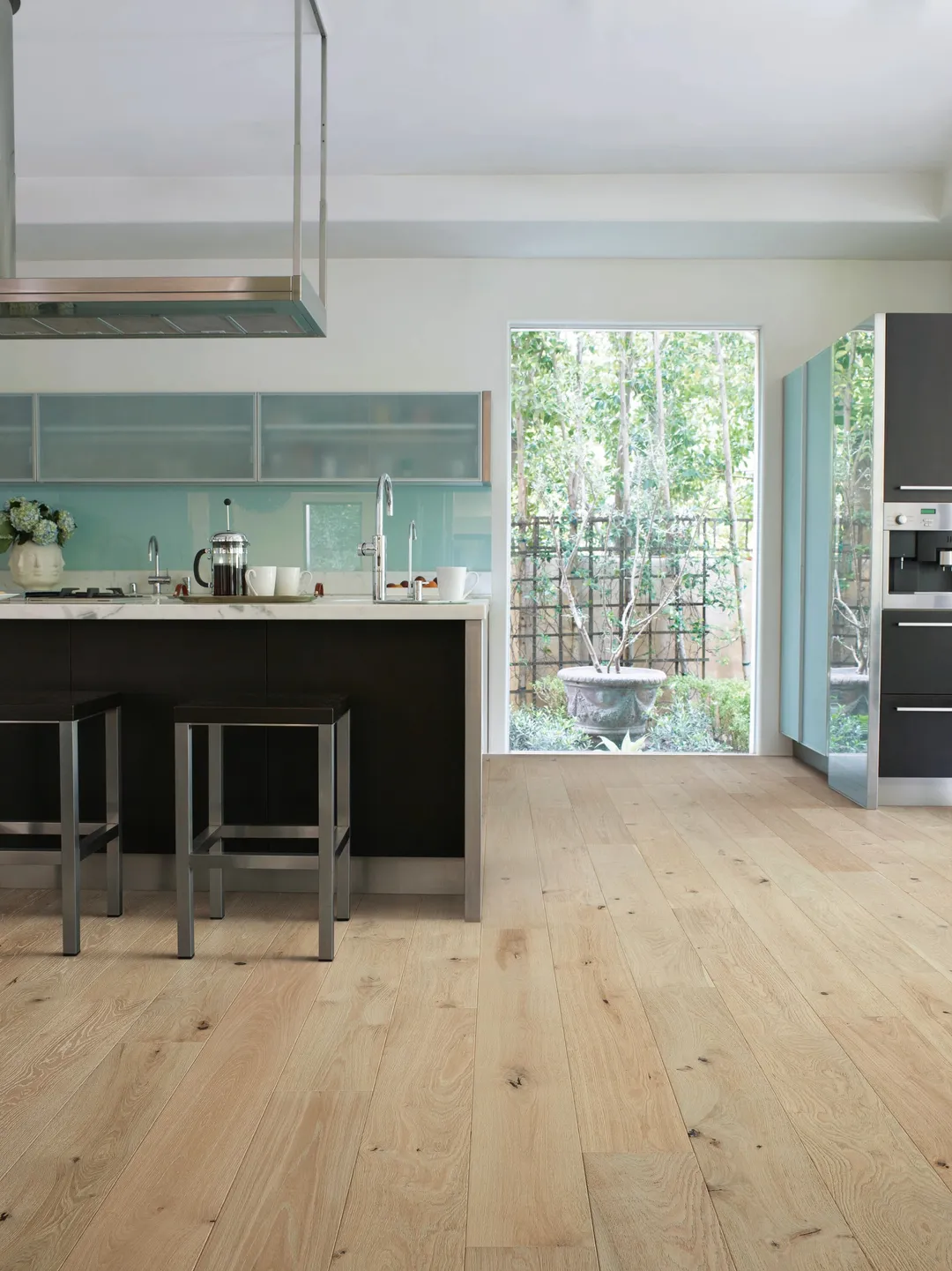 Villa Barcelona Denia White oak 3/8-in T x 6-1/2-in W Water Resistant Wirebrushed Engineered Hardwood Flooring ( 23.64-sq ft / Carton ), photo 2 of 6