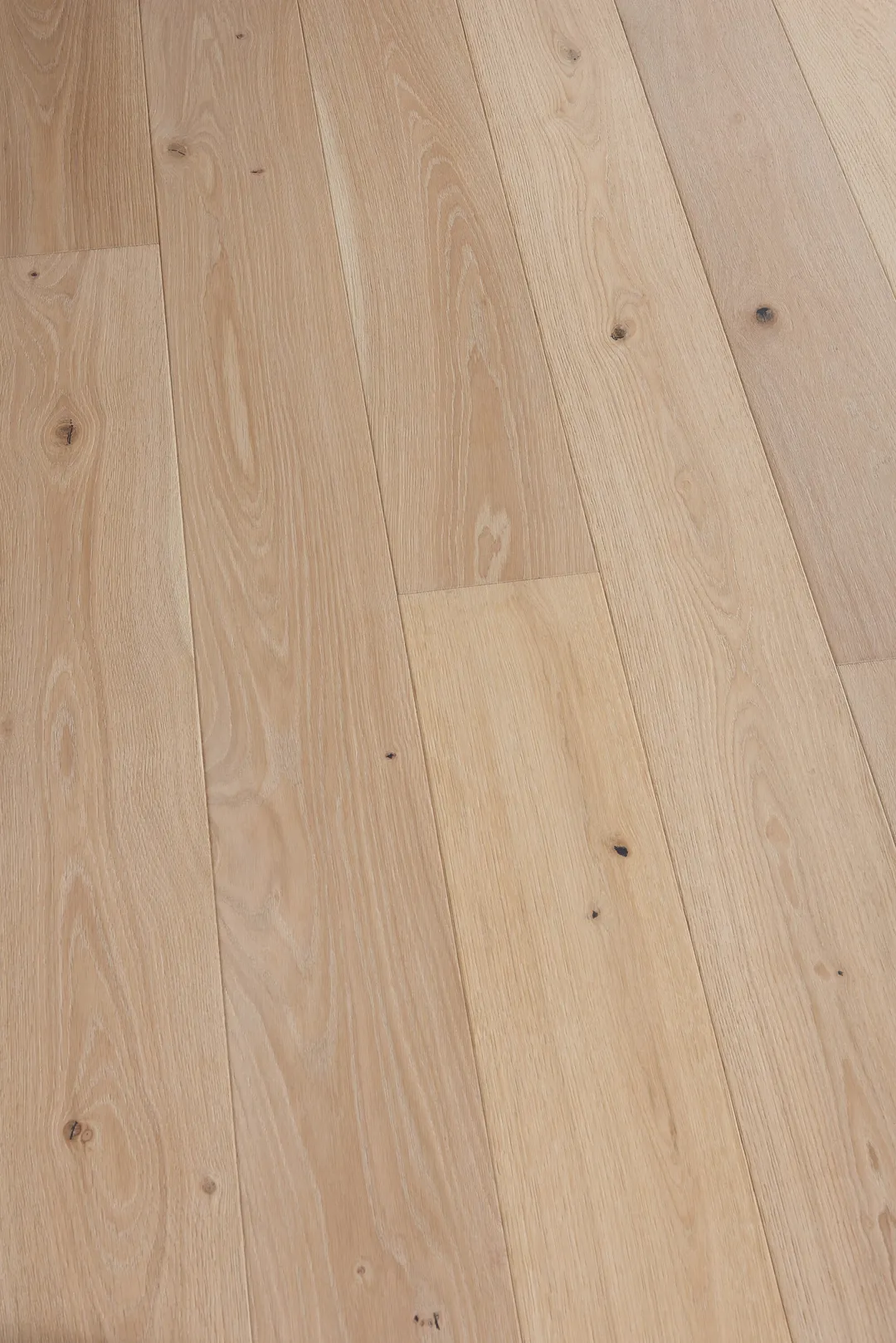Villa Barcelona Palamos White oak 3/8-in T x 6-1/2-in W Water Resistant Wirebrushed Engineered Hardwood Flooring ( 23.64-sq ft / Carton ), photo 3 of 6