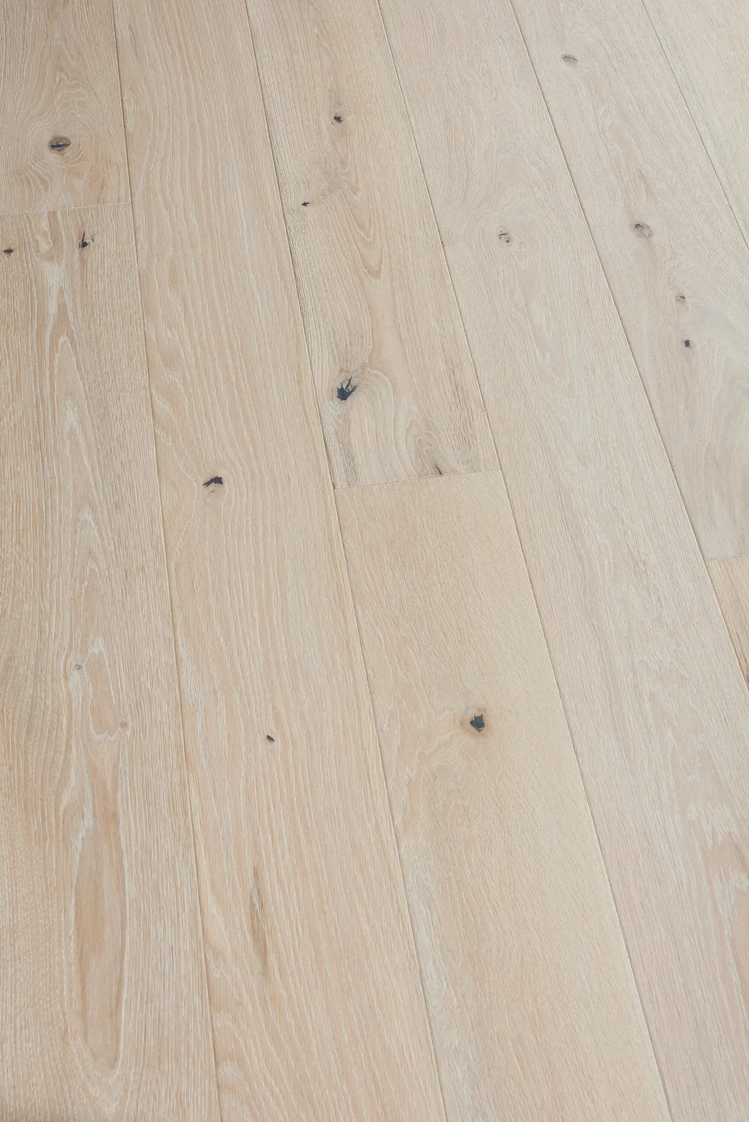 Villa Barcelona Gandia White oak 3/8-in T x 6-1/2-in W Water Resistant Wirebrushed Engineered Hardwood Flooring ( 23.64-sq ft / Carton ), photo 3 of 6