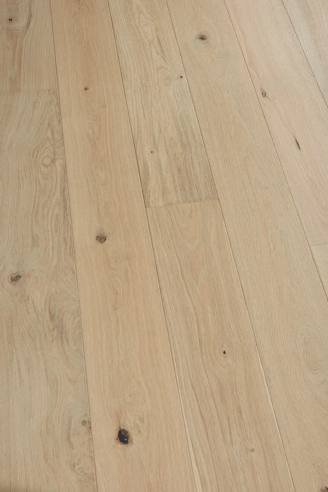 Villa Barcelona Denia White oak 1/2-in T x 7-1/2-in W Water Resistant Wirebrushed Engineered Hardwood Flooring ( 23.31-sq ft / Carton ), photo 3 of 6