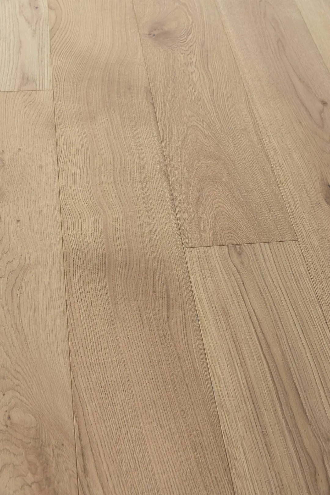 Villa Barcelona Goya White oak 9/16-in T x 7-1/2-in W Water Resistant Wirebrushed Engineered Hardwood Flooring ( 23.32-sq ft / Carton ), photo 3 of 6