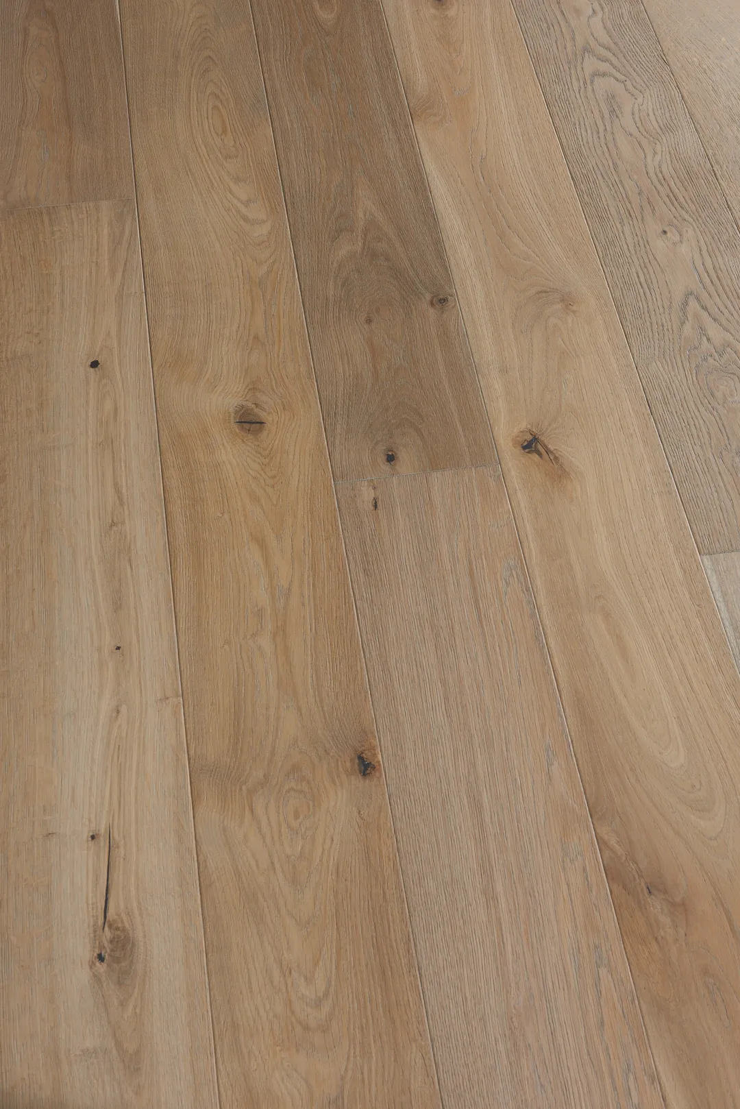 Villa Barcelona Lucena White oak 3/8-in T x 6-1/2-in W Water Resistant Wirebrushed Engineered Hardwood Flooring ( 23.64-sq ft / Carton ), photo 3 of 6