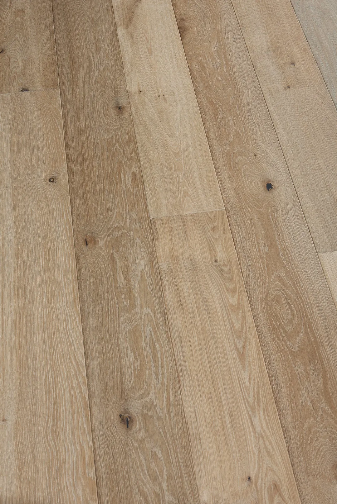 Villa Barcelona Montilla White oak 3/8-in T x 6-1/2-in W Water Resistant Wirebrushed Engineered Hardwood Flooring ( 23.64-sq ft / Carton ), photo 3 of 6