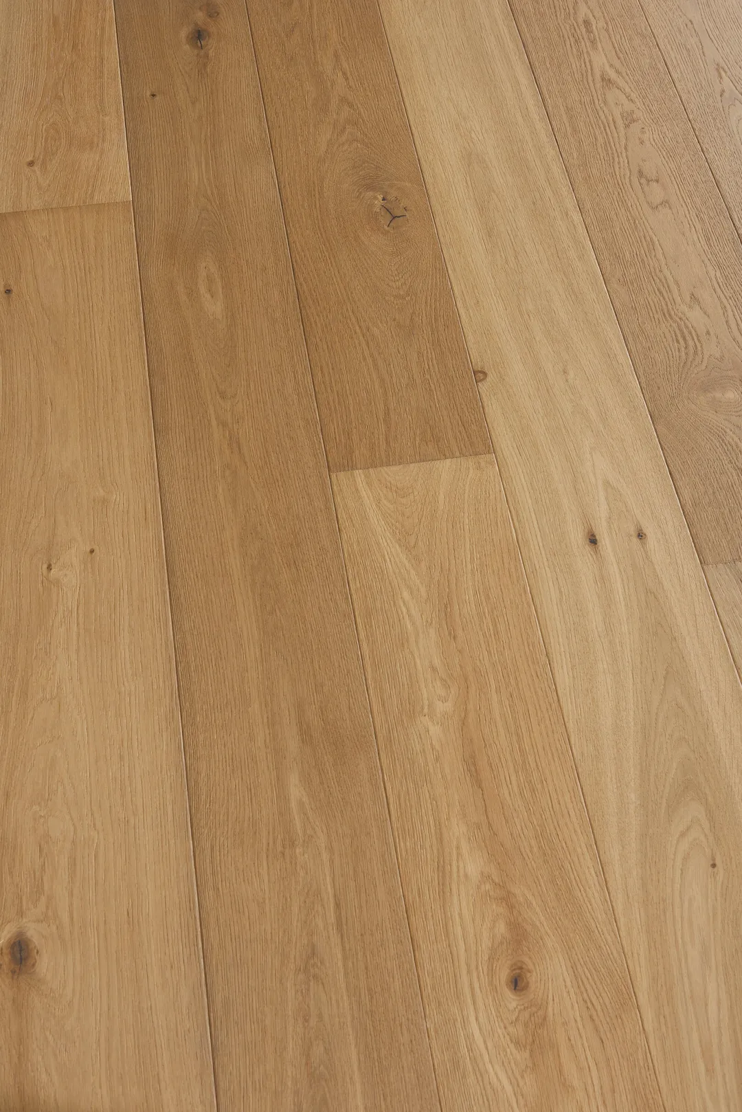 Villa Barcelona Cordoba White oak 1/2-in T x 7-1/2-in W Water Resistant Wirebrushed Engineered Hardwood Flooring ( 23.32-sq ft / Carton ), photo 3 of 6