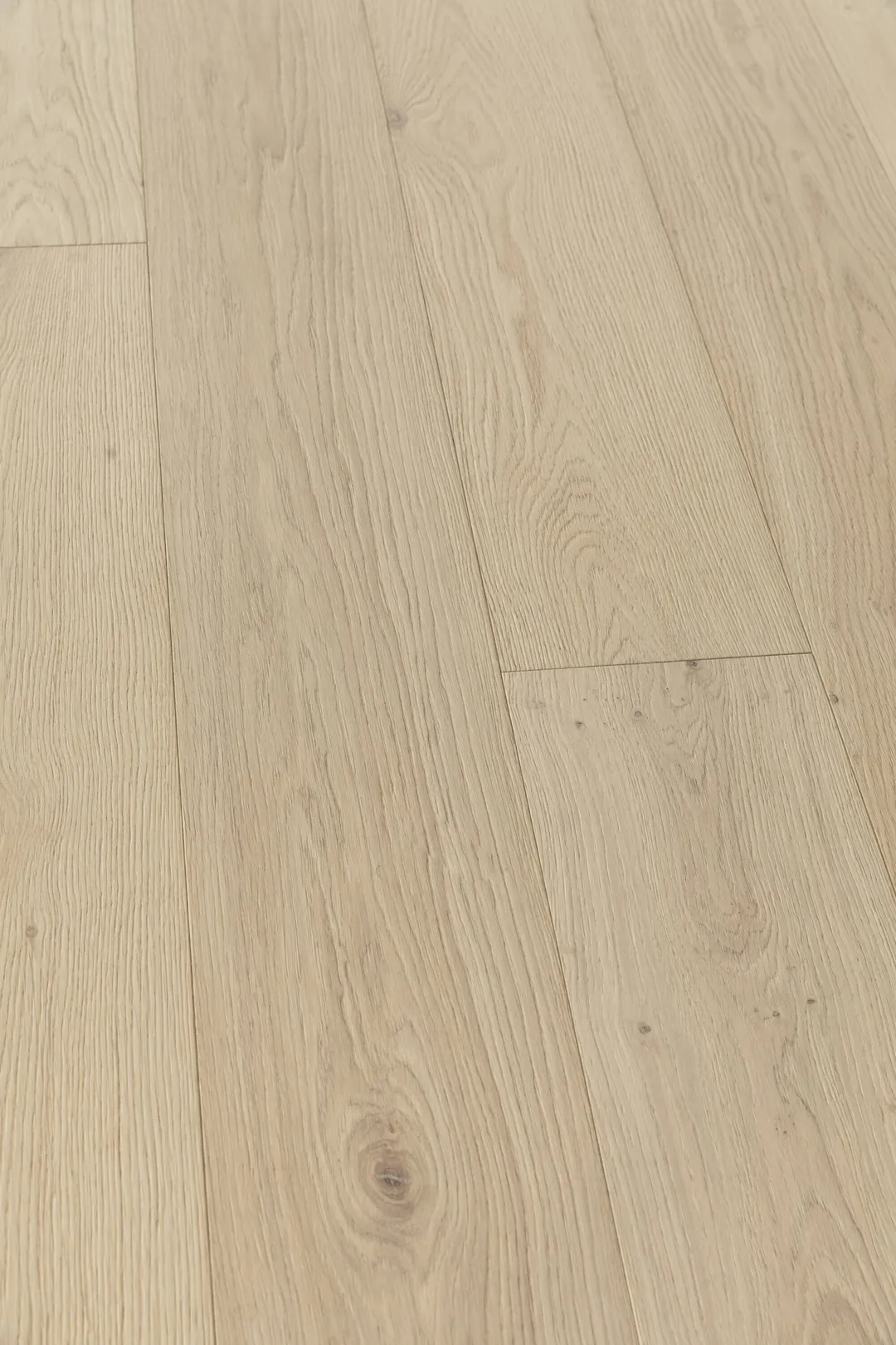 Villa Barcelona Sorolla White oak 9/16-in T x 7-1/2-in W Water Resistant Wirebrushed Engineered Hardwood Flooring ( 23.32-sq ft / Carton ), photo 3 of 6