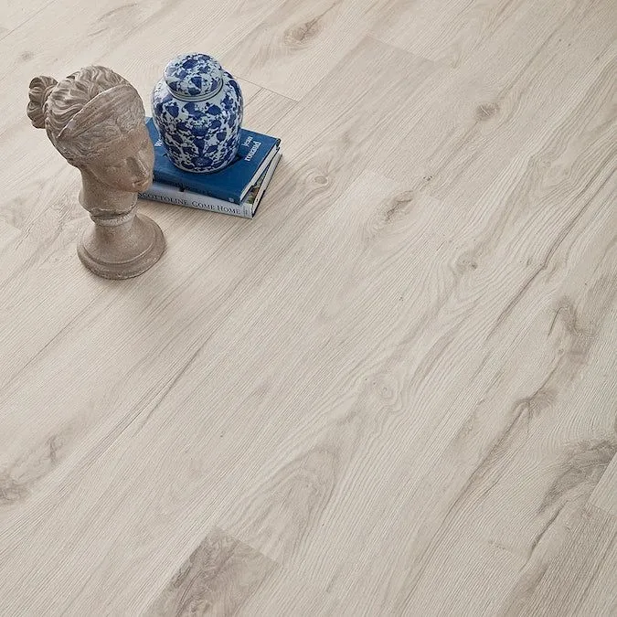 Pergo TimberCraft +WetProtect Seaholme Oak Laminate Flooring, photo 3 of 11