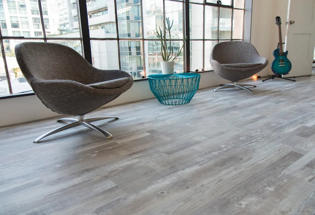 CALI Aqua Tough Gray Ash 20-mil x 7-3/32-in W x 48-in L Waterproof Interlocking Luxury Vinyl Plank Flooring, photo 2 of 8