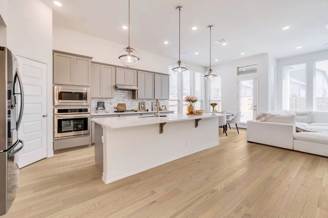 Green Leaf Polar White Oak 3/4-in T x 5-in W Smooth/Traditional Solid Hardwood Flooring ( 20-sq ft / Carton ), photo 2 of 5