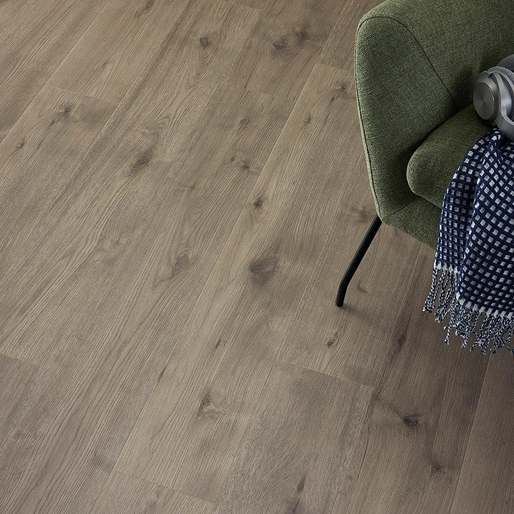 Pergo Pro with WetProtect Hallfield Hickory 10-mm T x 7-1/2-in W x 47-1/4-in L Waterproof Laminate Wood Flooring ( 27-sq ft / Carton ), photo 4 of 12