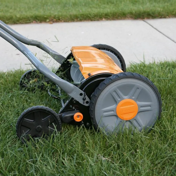 Fiskars StaySharp 17 in.  Manual Push Walk Behind Non-Electric Reel Mower, photo 4 of 7