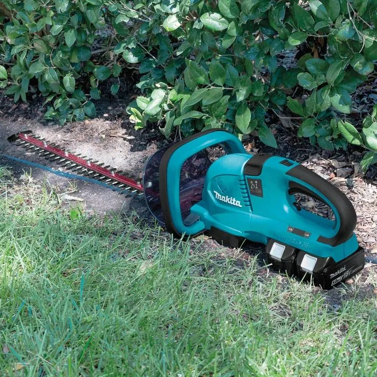 Makita 18-Volt X2 (36-Volt) LXT Lithium-Ion Cordless Hedge Trimmer Kit with Two 5.0 Ah Batteries and Charger, photo 2 of 9