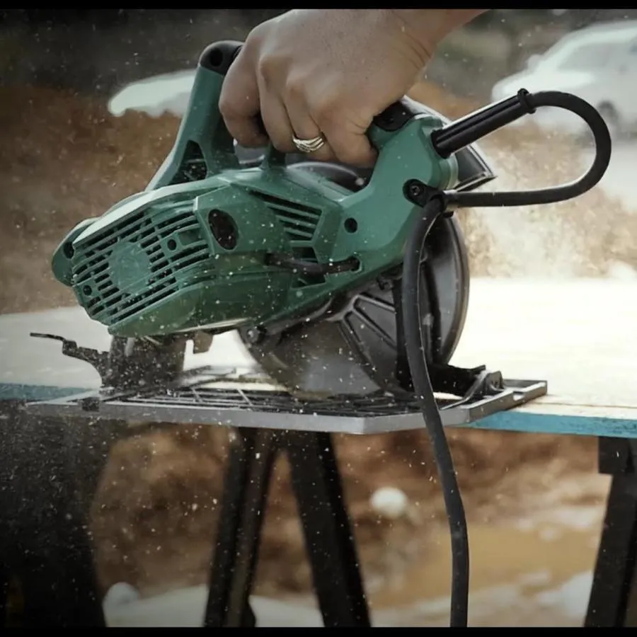 Metabo HPT (was Hitachi Power Tools) 15-Amp 7-1/4-in Corded Circular Saw with Aluminum Shoe, photo 4 of 11