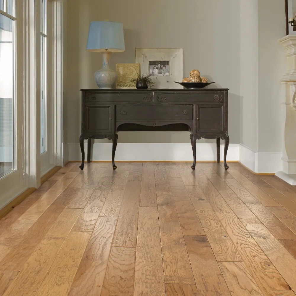 Shaw Sheffield Bungalow Hickory 5-in W x 3/8-in T x Engineered Hardwood Flooring ( 23.66-sq ft / Carton ), photo 2 of 7