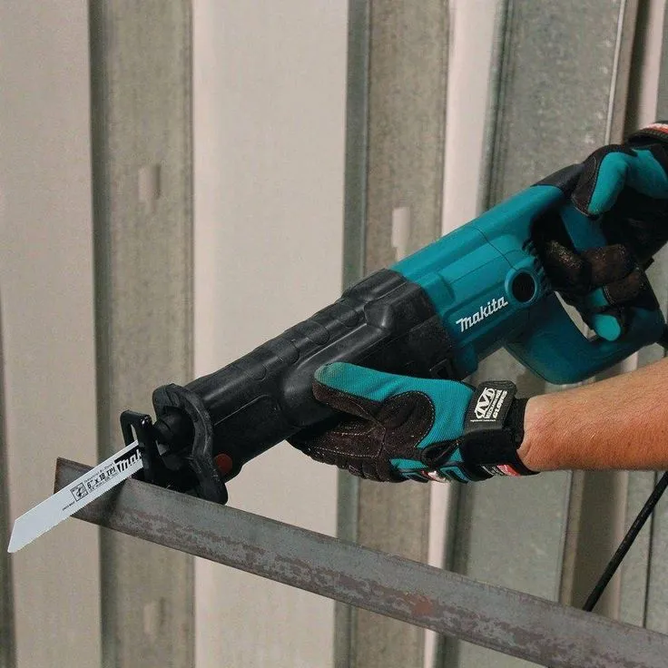 11 Amp Corded Variable Speed Reciprocating Saw with Wood Cutting Blade, Metal Cutting Blade and Hard Case, photo 8 of 18