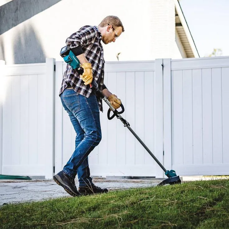 Makita 18-Volt LXT Lithium-Ion Brushless String Trimmer Kit with Bonus 22 in. 18-Volt LXT Lithium-Ion Cordless Hedge Trimmer, photo 2 of 11