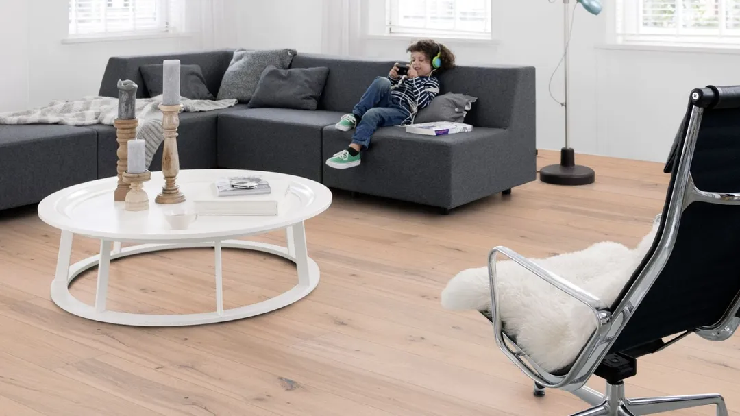 Solidfloor Originals Arctic Oak 5/8-in T x 7-1/2-in W Handscraped Engineered Hardwood Flooring ( 31.074-sq ft / Carton ), photo 3 of 7